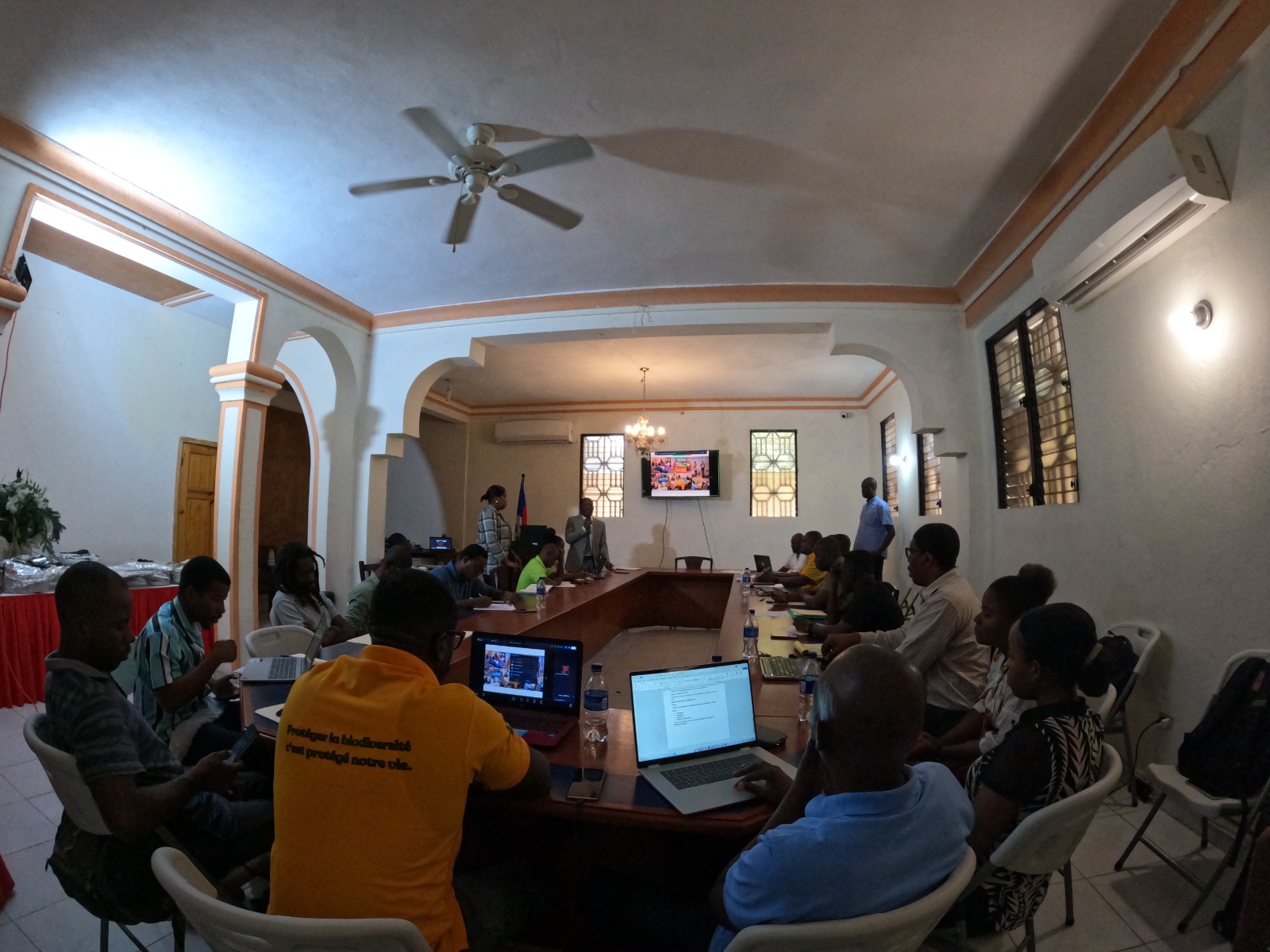 Responsables de la CNSA participant à un atelier sur la sécurité alimentaire en Haïti.