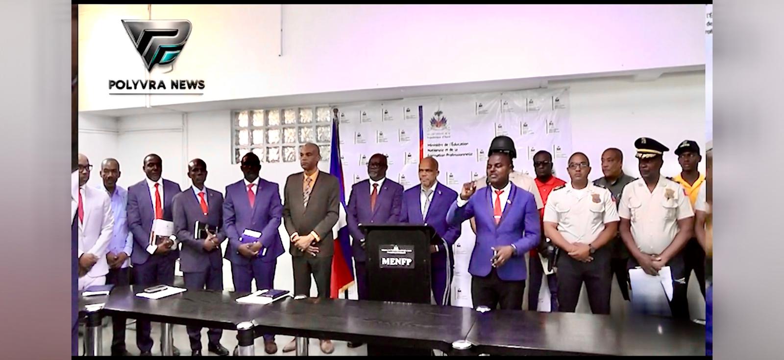 Le ministre Vijonet Demero et des responsables du MENFP présentent les nouvelles mesures pour les examens officiels 2026 lors d’une conférence de presse à Port-au-Prince.