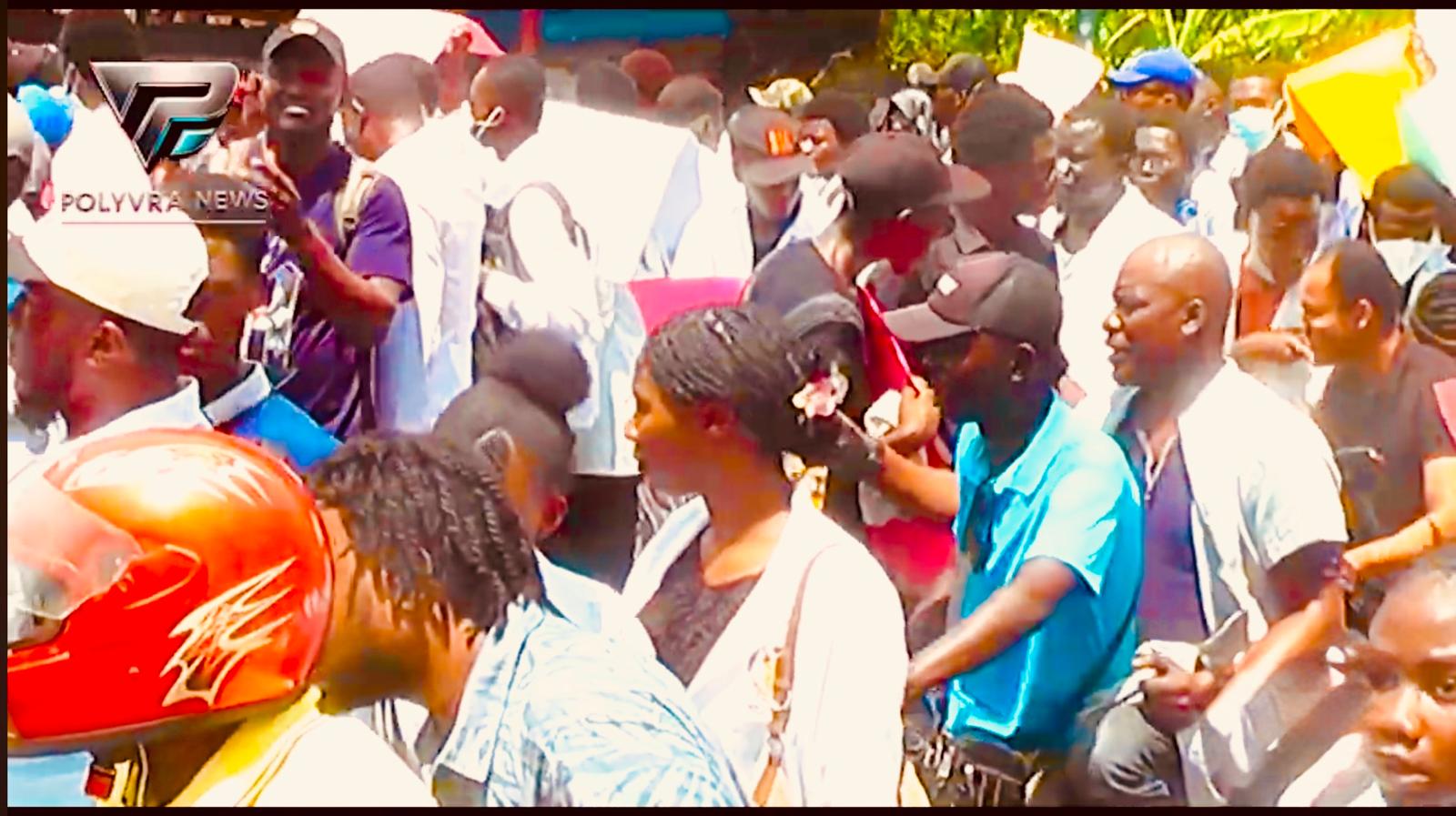 Des étudiants manifestent à Port-au-Prince pour demander la réouverture de l’Hôpital général.