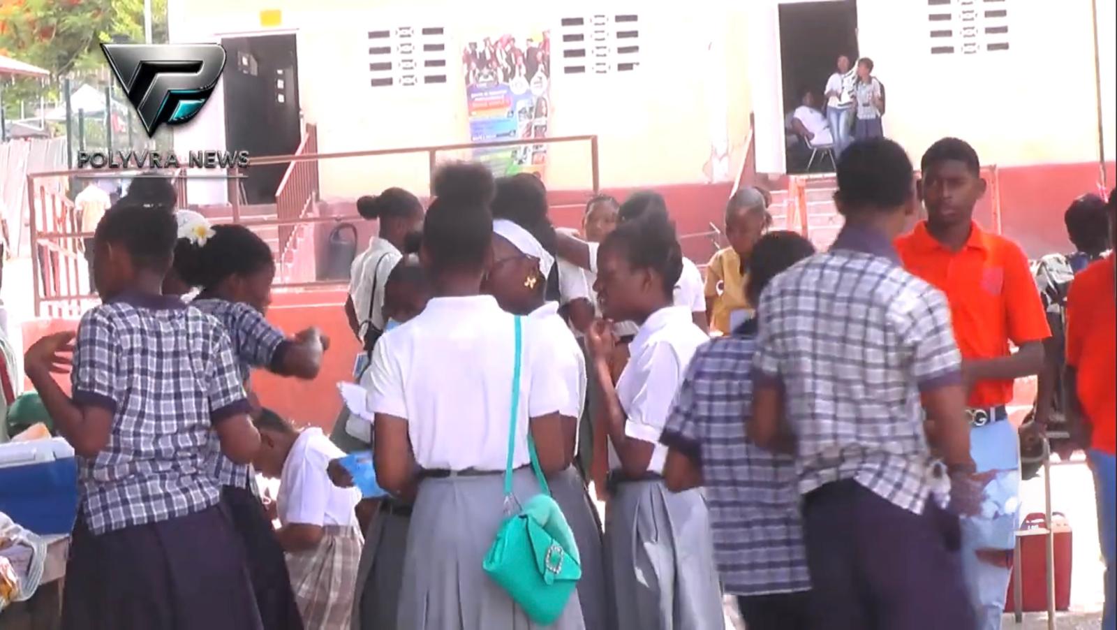 Des candidats composent lors des examens officiels de 9e année fondamentale en Haïti.